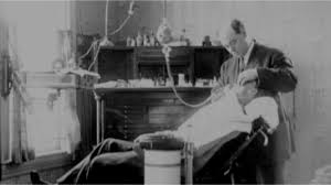 Un célebre especialista sacando muelas en el gran Hotel Europa - Wikipedia